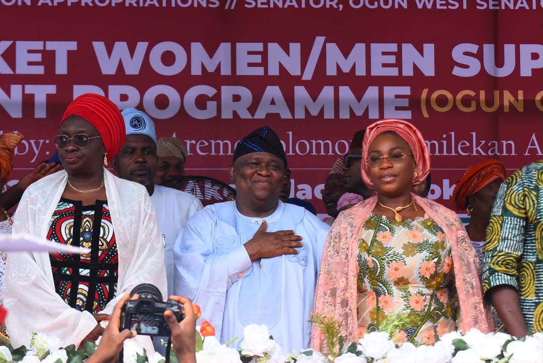 Senator Adeola empowers  3,000 Ogun Traders in Ogun Central with  Cash grants