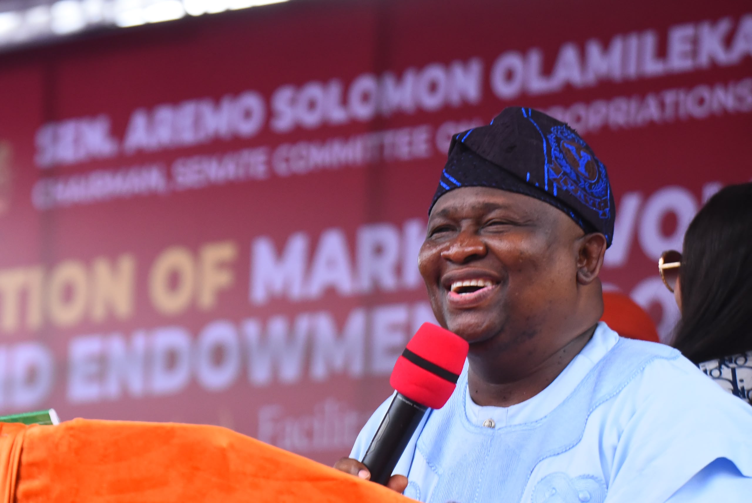 Senator Adeola empowers  3,000 Ogun Traders in Ogun Central with  Cash grants