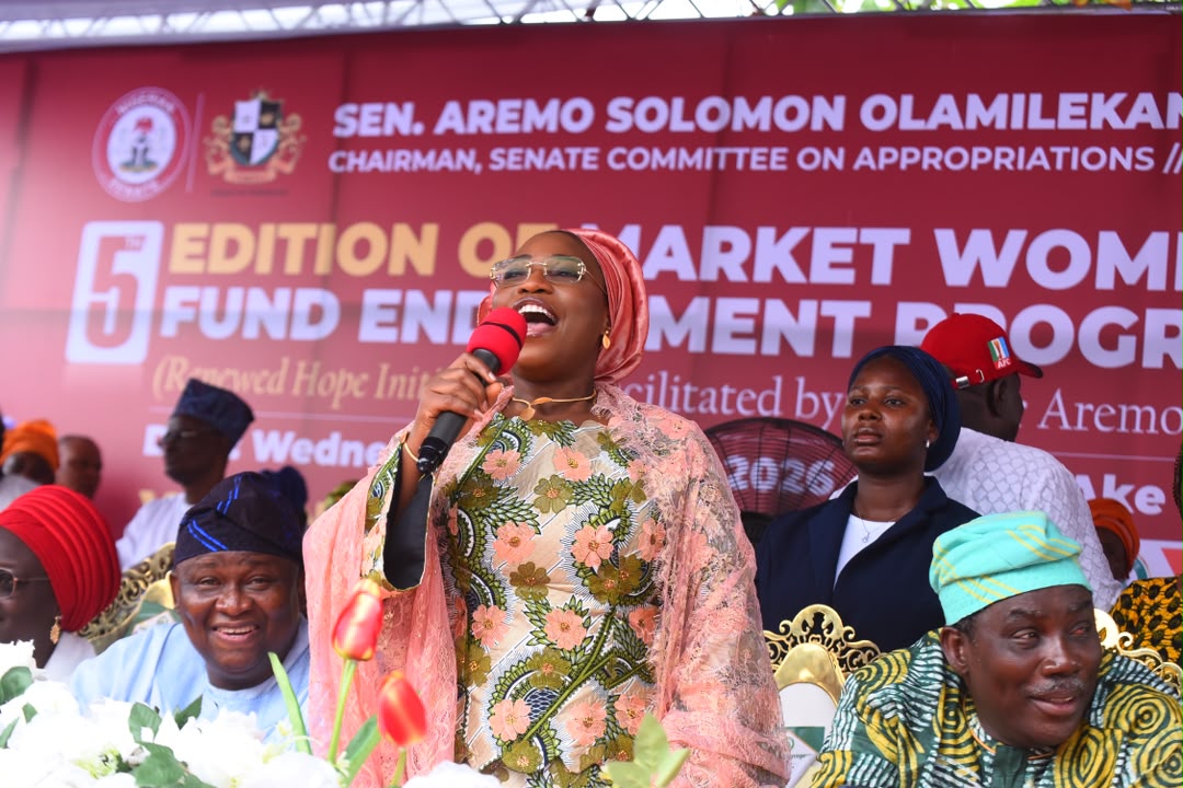 Senator Adeola empowers  3,000 Ogun Traders in Ogun Central with  Cash grants