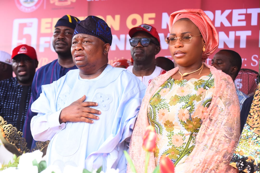 Senator Adeola empowers  3,000 Ogun Traders in Ogun Central with  Cash grants